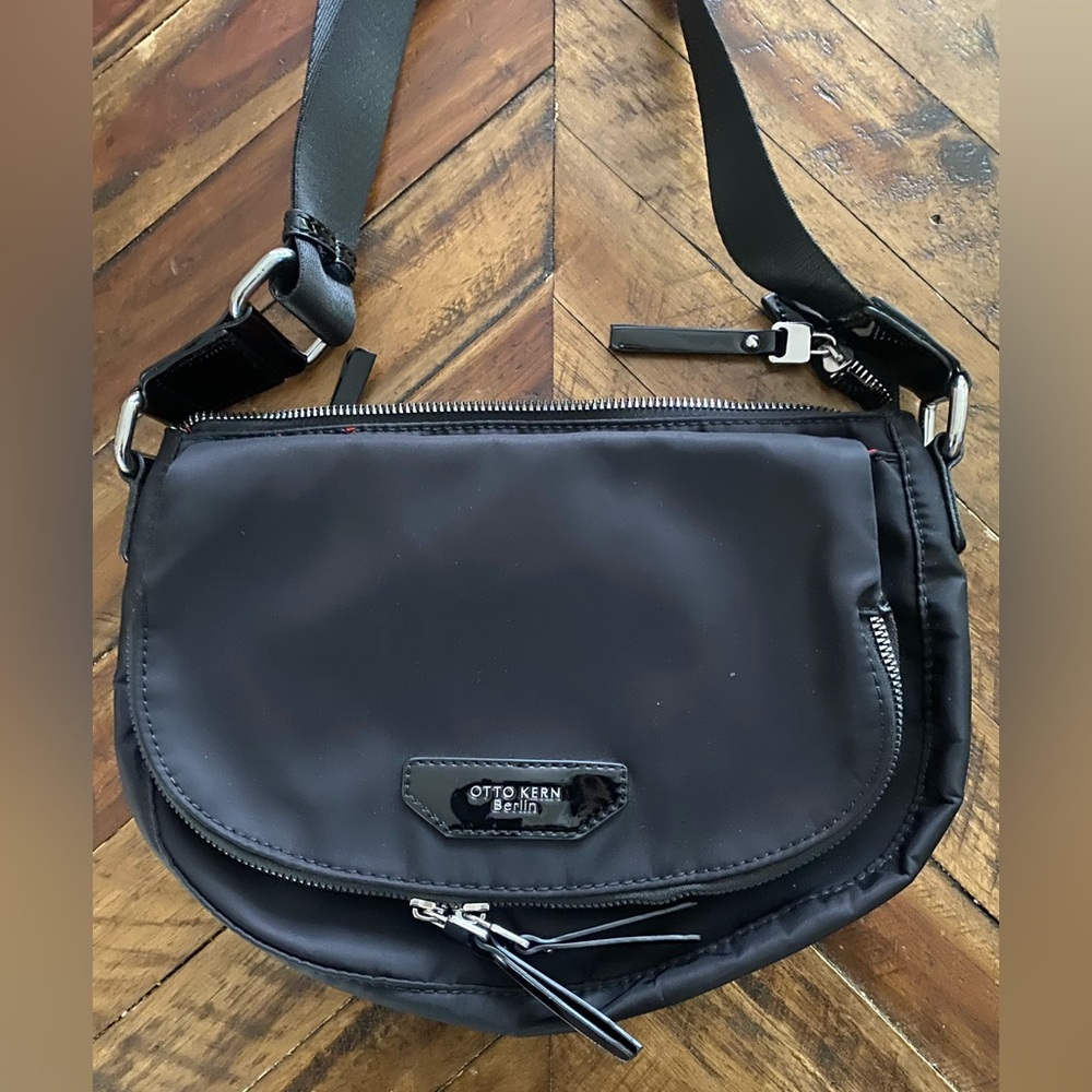 Black Crossbody Bag — Classic Everyday Carry - Picture 2 of 10